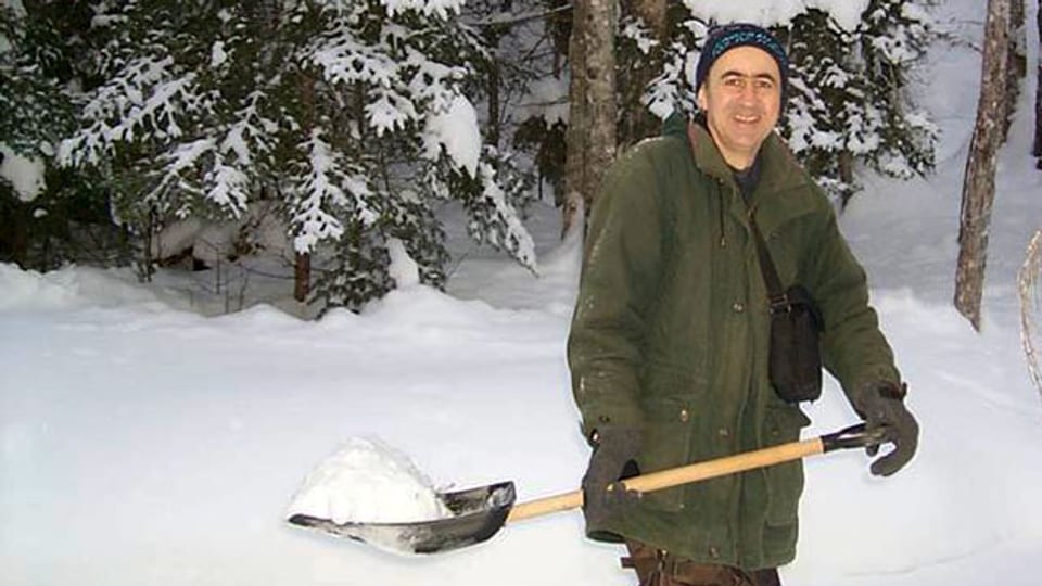 Auch das Schneeschaufeln gehört für Felix Baerlocher zum neuen Lebensstil.