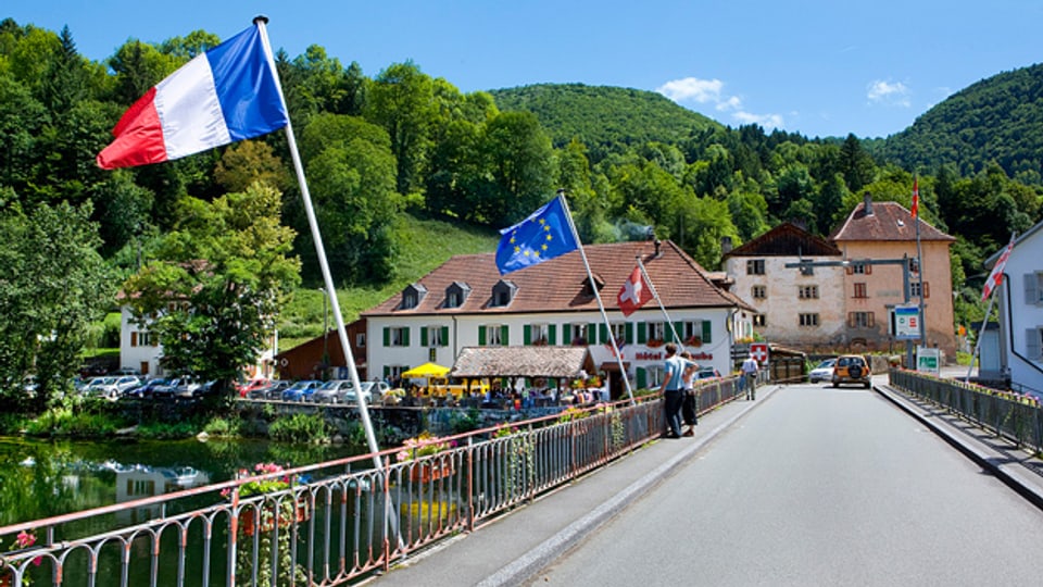 Goumois im Kanton Jura: Die Brücke über den Doubs verbindet die Schweiz mit Frankreich.
