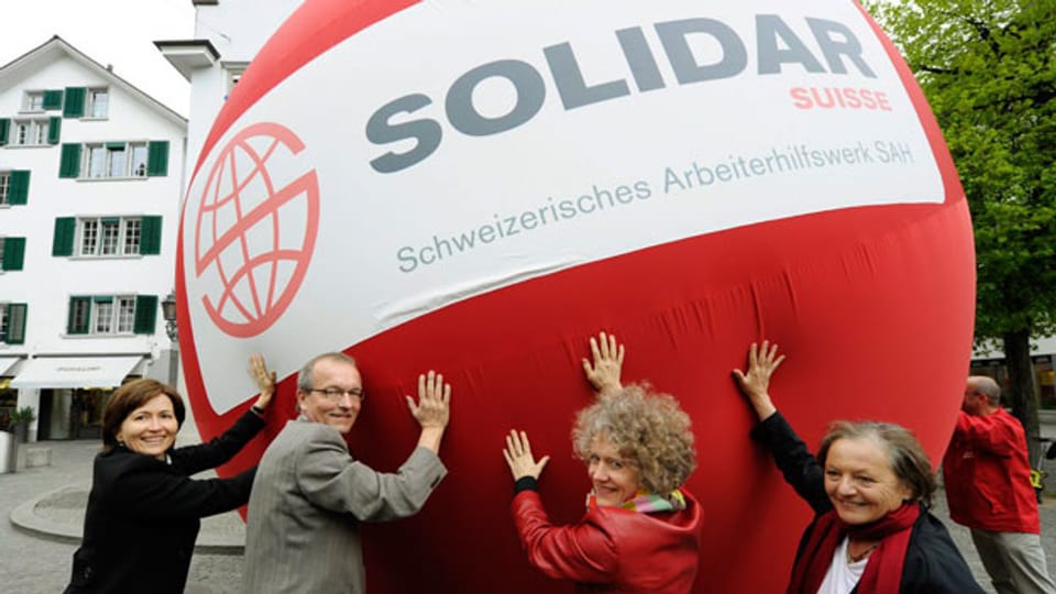 Hans Jürg Fehr, (2.v.l.). die Zürcher Stadtpräsidentin Corine Mauch, (2.v.r.), Regula Rytz (l.), Direktorin für Tiefbau, Verkehr und Stadtgrün der Stadt Bern, und Ruth Daellenbach (r.), Geschäftsleiterin Solidar Suisse. Das Schweizerische Arbeiterhilfswerk SAH hat mit dieser Ball-Aktion 2011 den Namenswechsel zu «Solidar Suisse» bekannt geben.
