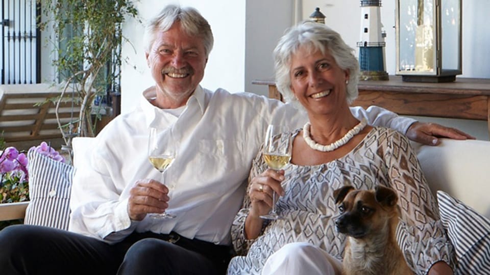 Colette Bastin und ihr Mann Johannes Zink mit Findelhund Río in ihrem Guesthouse Meerlust-Las Ballenas. Johannes ist Sozialwissenschaftler und arbeitet als Unternehmensberater und Coach in der Schweiz.