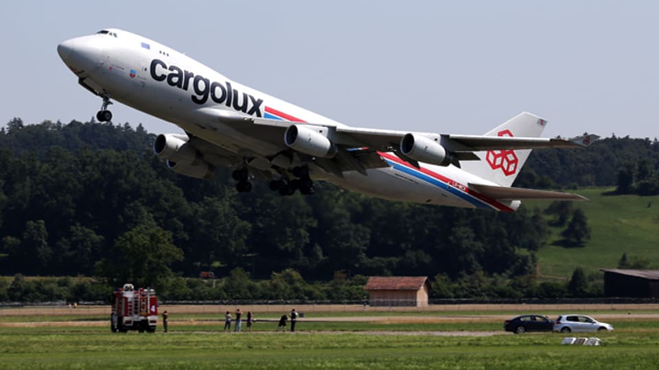 Nach dem Entladen der «Solar Impulse»: Der Riesenvogel Boeing 747 verlässt Dübendorf.
