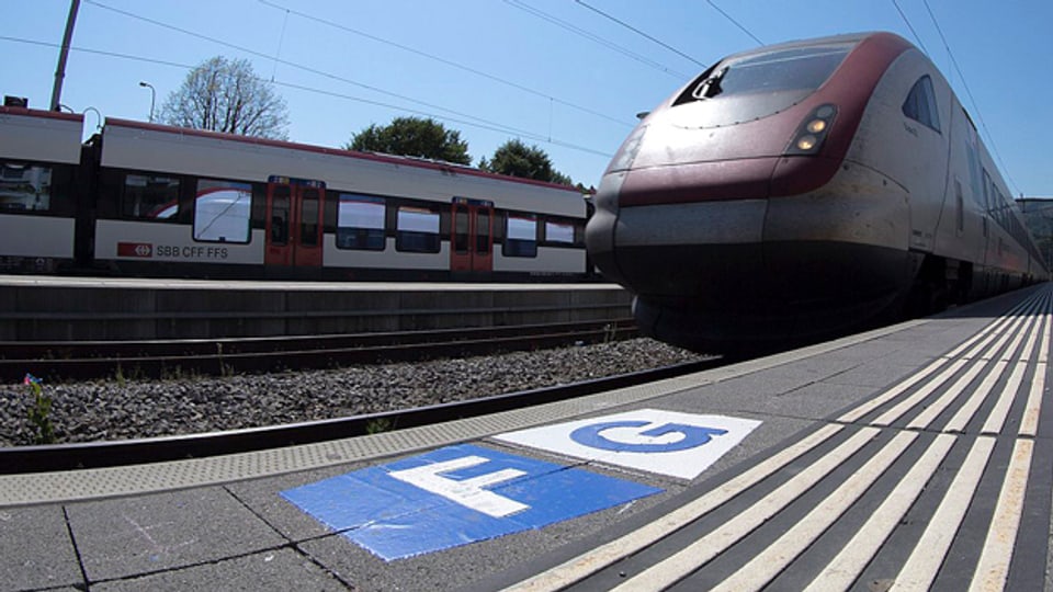 Bahnhof Laufen: Neue Bodenmarkierungen weisen Bahngäste auf die neue Sektoreneinteilung am Perron hin.