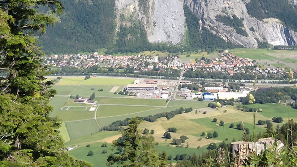 Blick auf Felsberg oder Favugn im Kanton Graubünden.