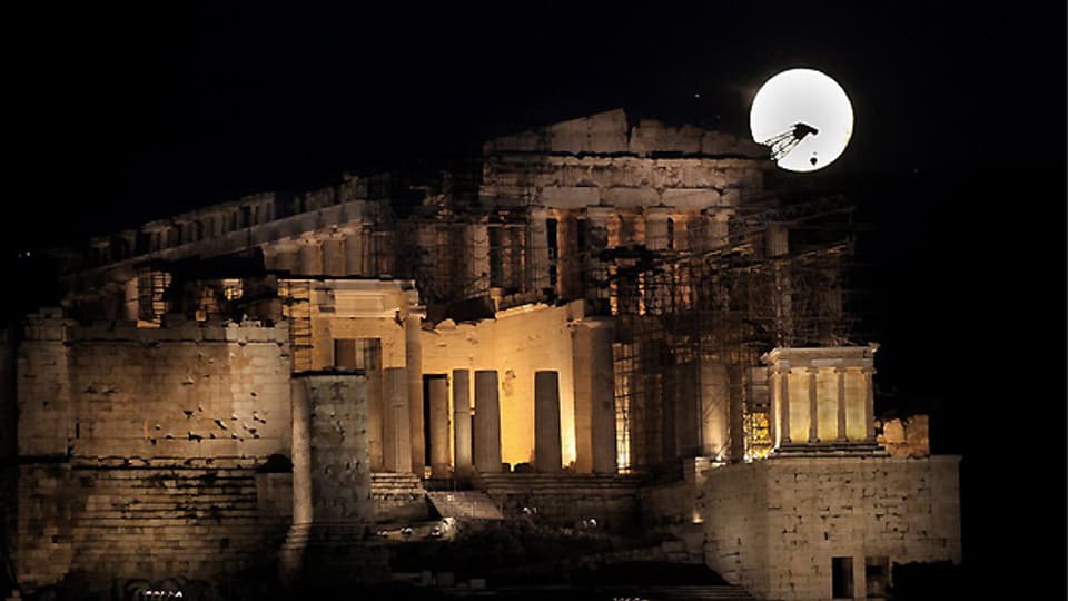 Der Vollmond erstrahlt in perfekter Rundung über der Akropolis in Athen.