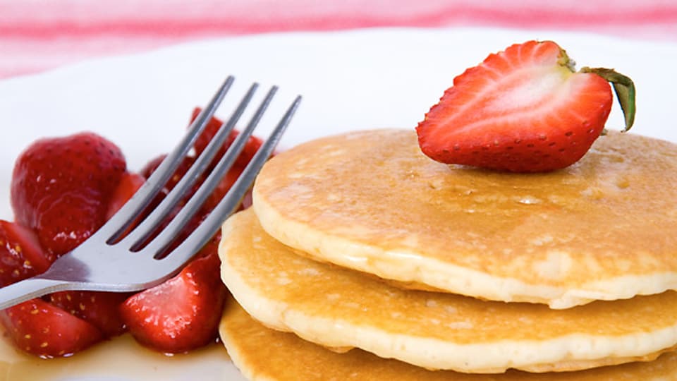 Pancake wird in den USA gerne zum Frühstück zusammen mit Ahornsirup und Puderzucker serviert.