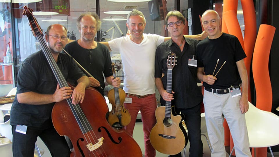 Strassenmusik für einmal im Studio: Das Gypsy String Quartet «Domino» mit Moderator Dani Fohrler.