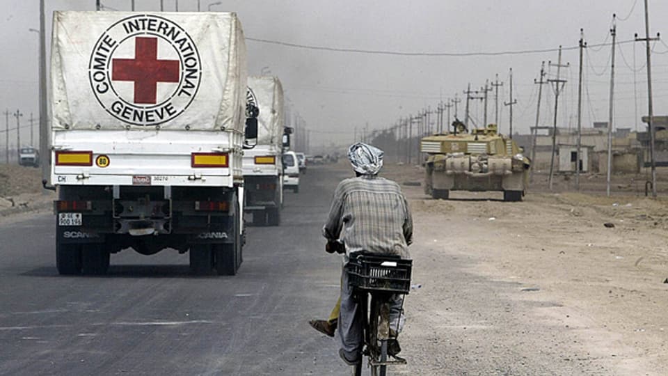 Lastwagen mit medizinischem Hilfsmaterial vom IKRK in Basra (April 2003).