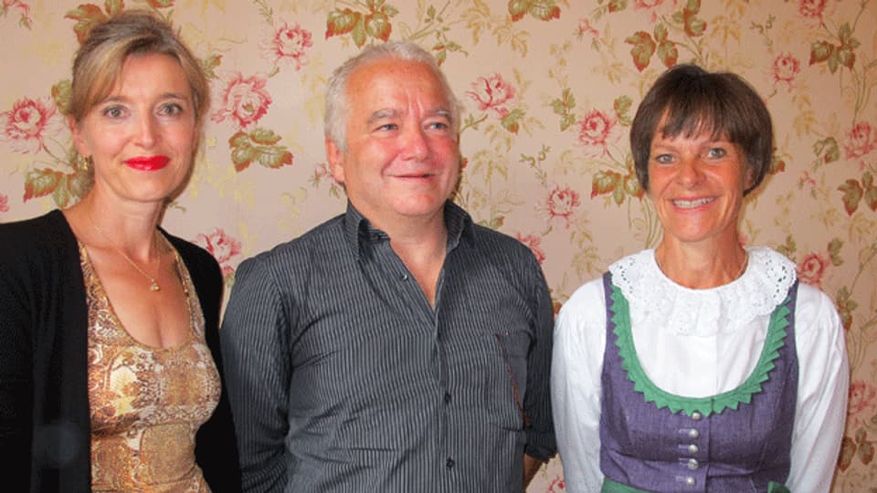 Gastgeberin Anita Richner (links) mit Cecilia Wellig und Peter Mangold.
