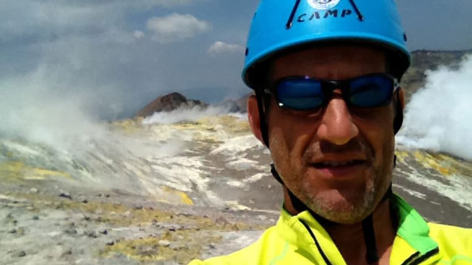 Simon Burren zeigt Touristen auf Wanderungen die Vulkane auf Sizilien und den äolischen Inseln.