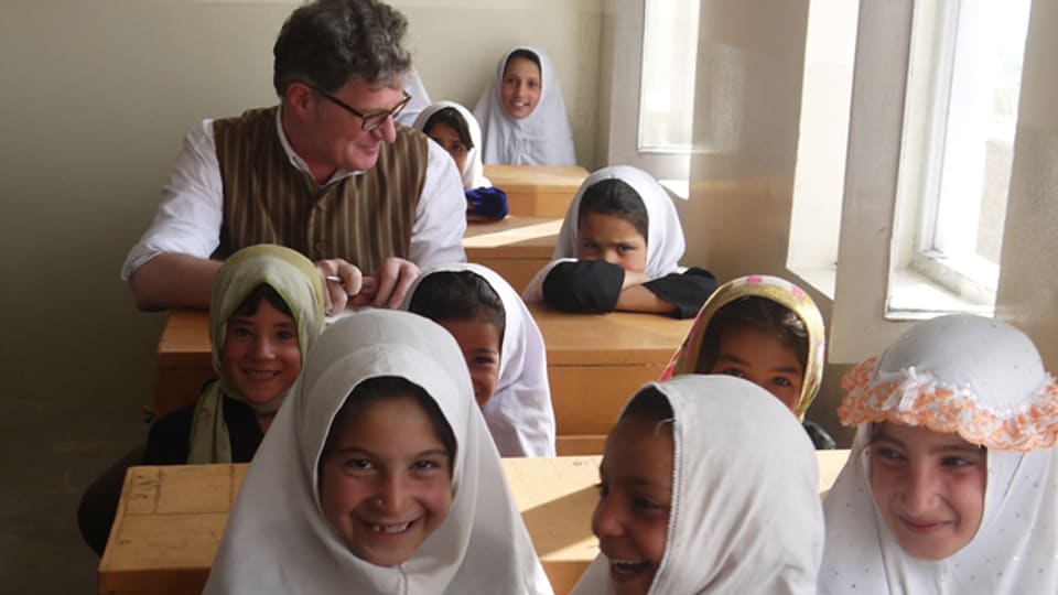 Roger Willemsen mit afghanischen Schülerinnen (Bild: Nadia Nashir)