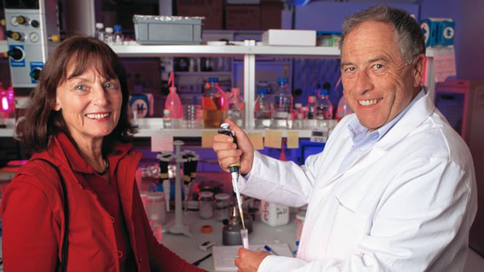 Der Schweizer Nobelpreistärger Kurt Wüthrich mit seiner Frau am Institut für Molekular-Biologie und Bio-Physik an der ETH Zürich.