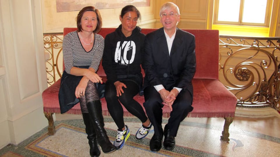 Katharina Kilchenmann (links) mit der Berner Profiboxerin Aniya Seki und Chefdirigent Mario Venzago.