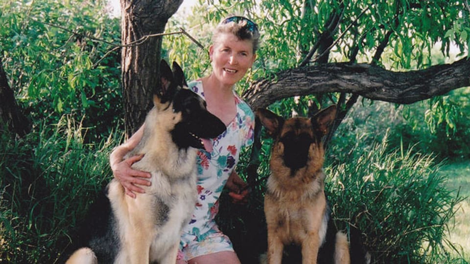 Felicia Irwin-Lier mit ihren beiden Deutschen Schäferhunden.