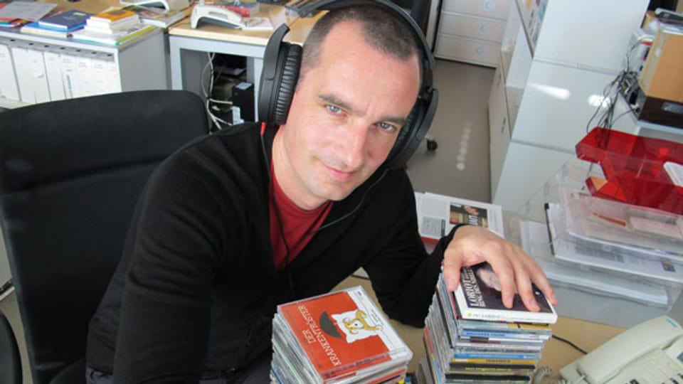 Satire-Redaktor Alexander Götz hat sich durch den CD-Stapel gehört.