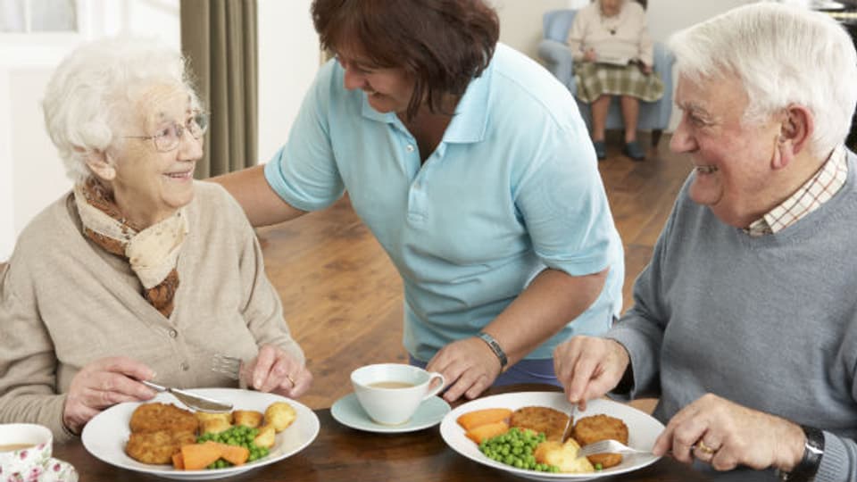 Ältere Menschen, die unter Appetitlosigkeit leiden, sollten kleinere Portionen, dafür häufiger über den Tag verteilt, zu sich nehmen.