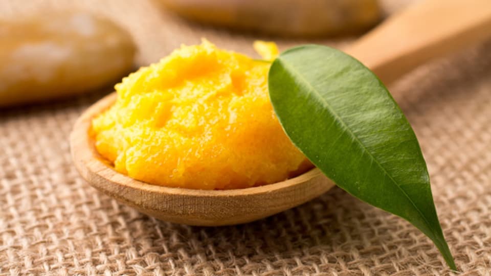 Zerdrückte Mango mit etwas Walnussöl und Zitronensaft ergibt eine wohltuende Haarmaske.