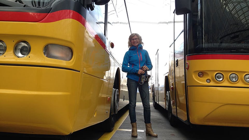 Moderatorin Ladina Spiess berichtet aus dem Bus-Bahnhof in Chur.