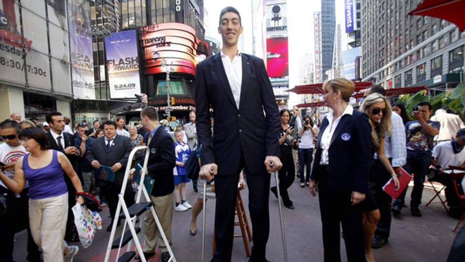 Der grösste Mann der Welt ist der 2,51 Meter grosse Türke Sultan Kösen.
