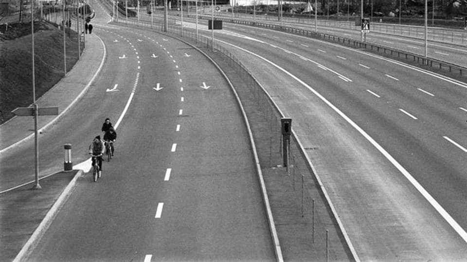 Velofahrer auf der Autobahn an einem Autofreien Sonntag im November/Dezember 1973 in der Schweiz.