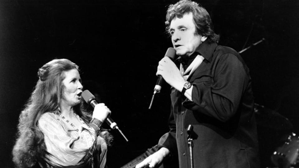Johnny Cash mit seiner Ehefrau June Carter in der New Yorker Radio City Hall. Unter den aufgetauchten Songs gibt es auch Aufnahmen zusammen mit June Carter.