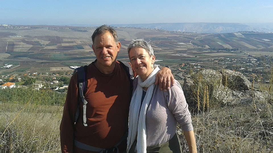Regula Alon-Gruber mit ihrem Mann Chaim in der Nähe des Sees Genezareth.