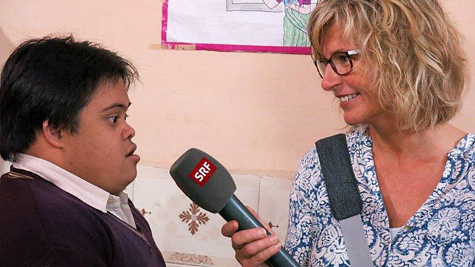 Ladina Spiess im Gespräch mit einem geistig behinderten Jungen in Delhi.
