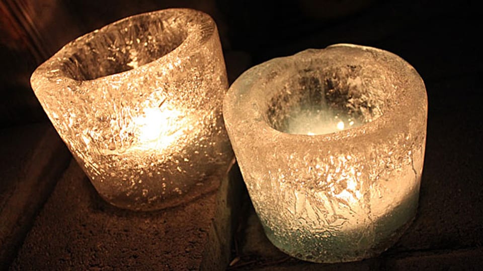 Wunderschön gemacht: Eislichter mit Rechaud-Kerzen.