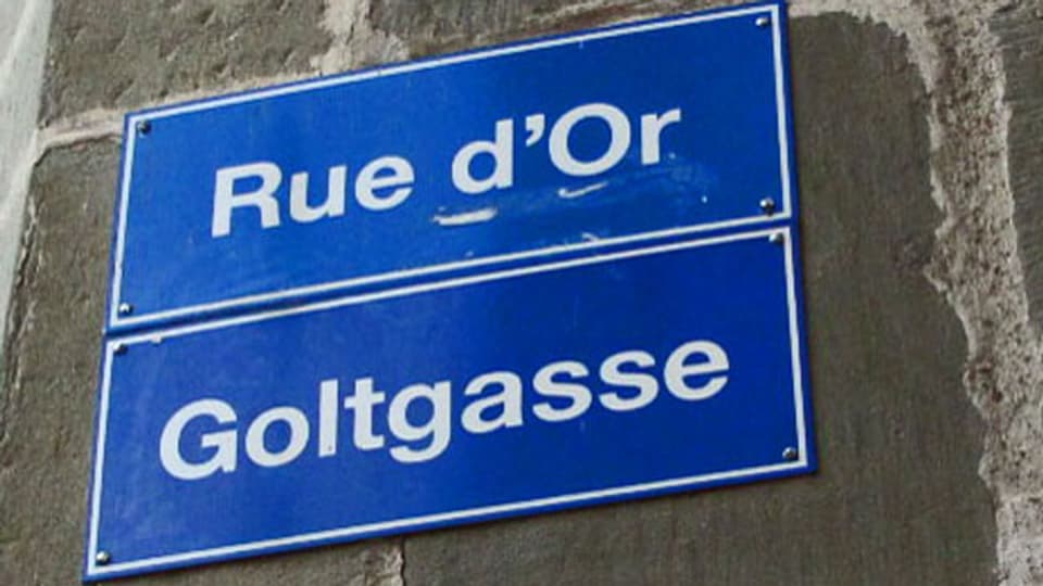 Strassentafel in der Freiburger Altstadt. Ein Übersetzungsfehler: Golt bedeutet «Geröll» und hat nichts mit Gold zu tun. Die französische Übersetzung ist falsch.