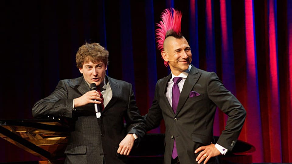 Der Preisträger Andreas Thiel mit Sebastian Krämer (links) an der Verleihung des Deutschen Kabarettpreises