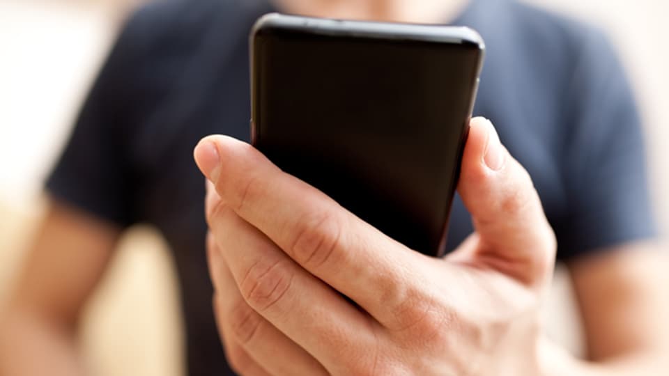 Ab wann wird der Blick aufs Handy zur Belastung? Ein Experte gibt Rat.
