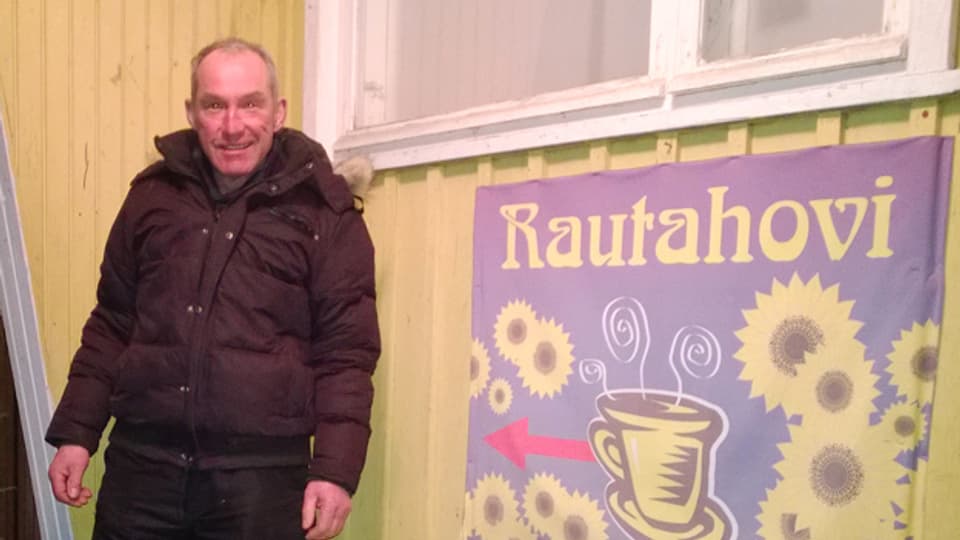 Ueli Dubach vor dem Dorfcafé, das er zwecks Pflege des Soziallebens jeden zweiten Morgen besucht.