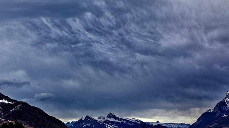 Dunkle Föhnwolken am Himmel über dem Churer Rheintal (März 2013).