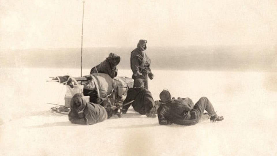 Verschnaufpause im antarktischen Herbst 1912. Aufnahme von Xavier Mertz.