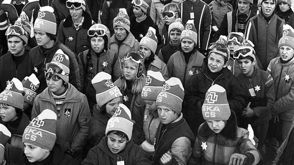 Für zwei Wochen ohne Prüfungsstress und Zeugnis-Albträume: Zürcher Schüler brechen zum Skilager auf (1977).
