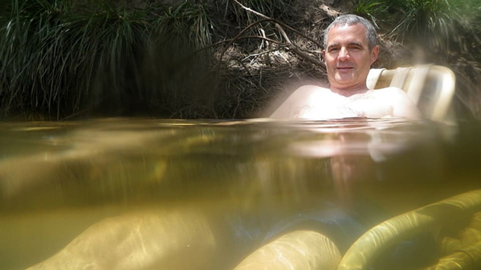 Abkühlung im Outback: Josef Schacher im selbergebastelten Wasser-Liegestuhl.