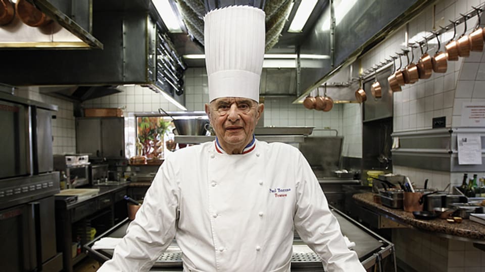 Meisterkoch Paul Bocuse in der Küche seines Restaurants «L'Auberge du Pont de Collonges».