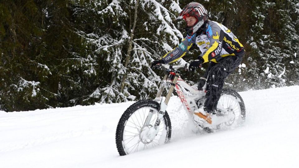 Warum nicht? Mountainbiker im Schnee in Morgins (VS).
