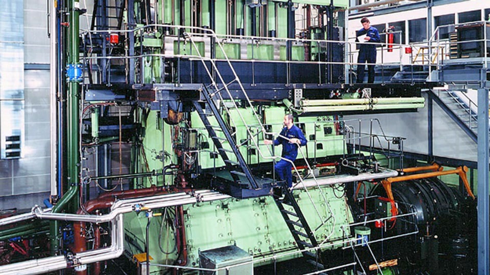 Mechaniker von Wärtsilä arbeiten am 12'000-PS-Schiffsmotor in Winterthur.
