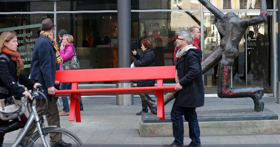Rote Lesebank ist ein Geschenk von «Auftritt Schweiz» an die Leipziger Bevölkerung.
