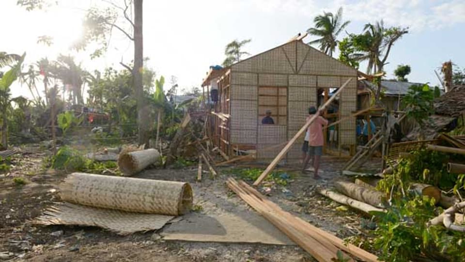 Die Bevölkerung auf den Philippinen hilft beim Wiederaufbau mit.