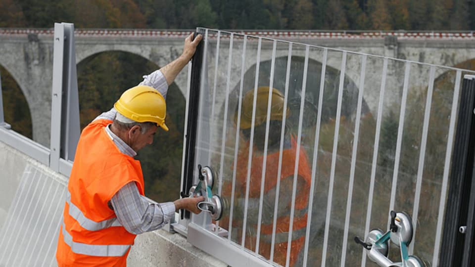 Als Massnahme gegen Suizide montierten Arbeiter 2006 Glassicherheitswände auf der Tobelbrücke über die Lorze zwischen Zug und Menziken.