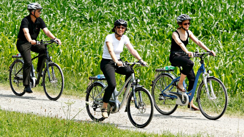 Hätten Sie sie erkannt? Bundesrätin Doris Leuthard (in der Mitte) auf einem E-Bike unterwegs entlang der Reuss.