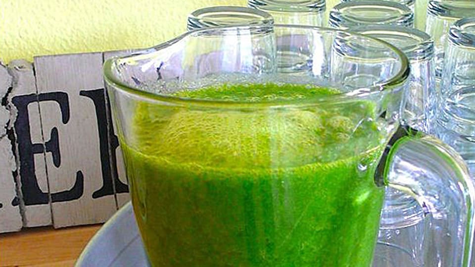 «Green Smoothie»: Frucht, Kräuter und Blattgemüse zum Trinken.