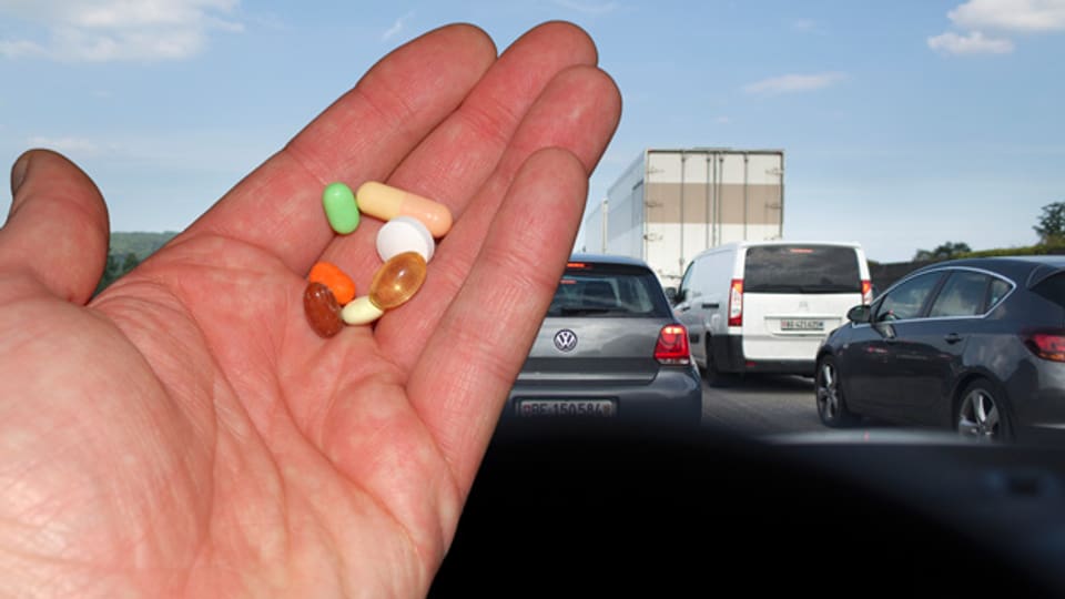 Nicht jedem ist die Gefahr bewusst: Auch rezeptfreie Medikamente können die Fahrtüchtigkeit beeinflussen.