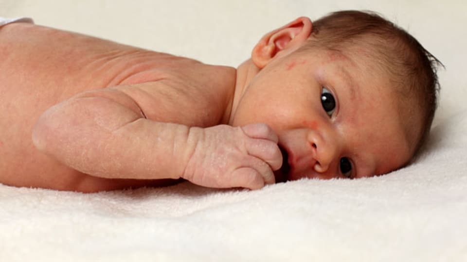 Hebammen bringen leisten bei der Geburt wichtige Hilfe.