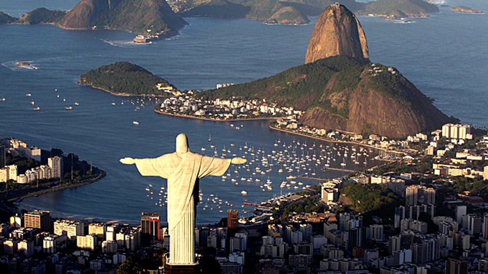 Jesu Statue und Zuckerhut: In Rio de Janeiro sind Religion und Ferien nah beieinander.