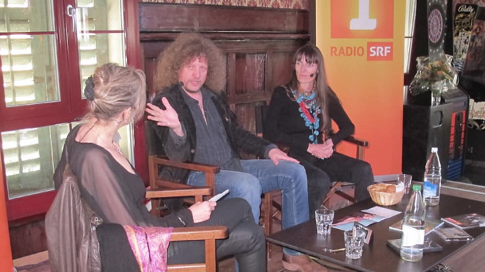 Aus Obwalden in die Welt: Filmemacher Luke Gasser und Künstlerin Judith Albert (rechts) im Gespräch mit Anita Richner (links).