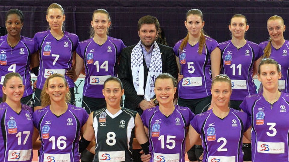 Stav Jacobi inmitten seiner Volleyballerinnen von Voléro Zürich, die im 2014 wieder einmal sowohl die Schweizer Meisterschaft, wie auch den Cup gewonnen haben.