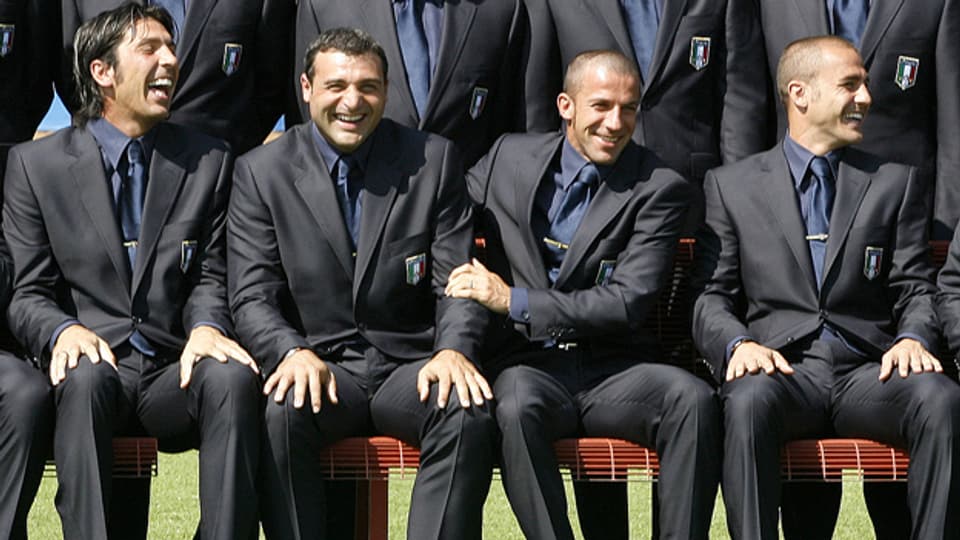 Hier sitzen die Anzüge: Spieler der italenischen Fussballnationalmannschaft.