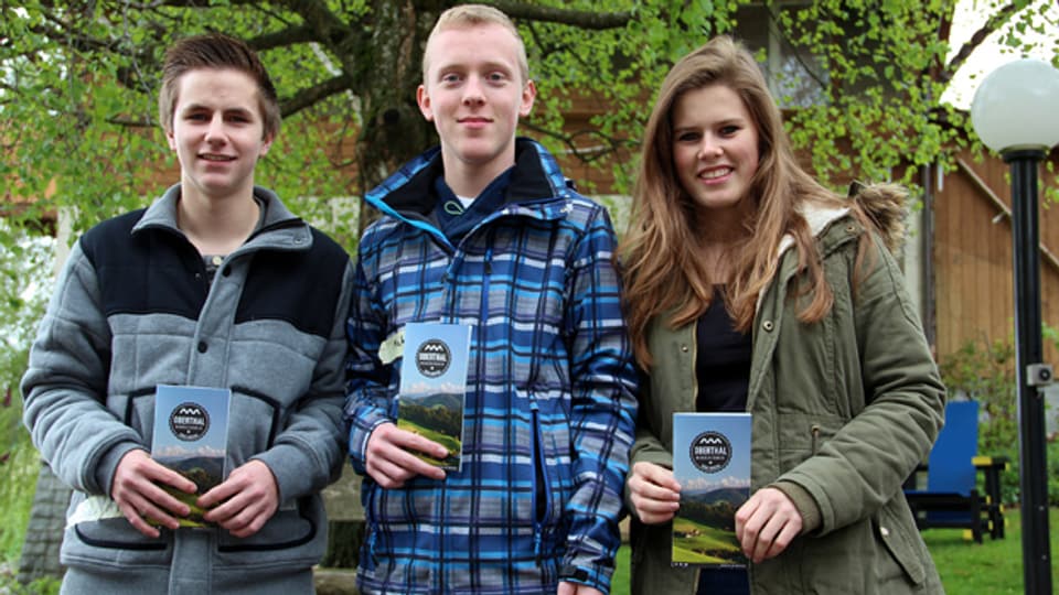 Drei Schüler aus Oberthal präsentieren ihren Wanderführer.